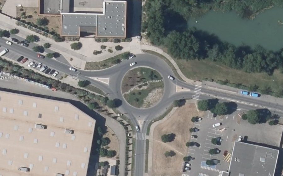 Vue aérienne du Rond-point anonyme n°60443124