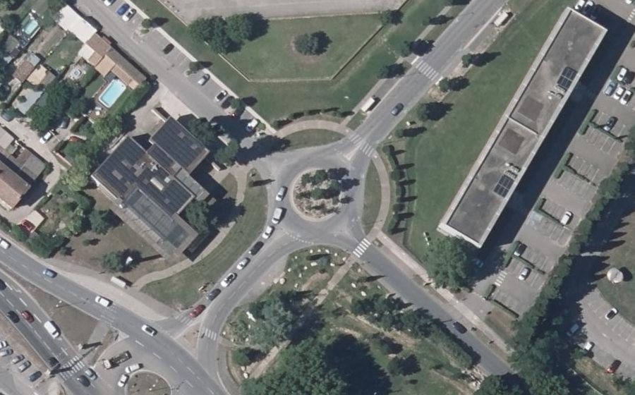 Vue aérienne du Rond-point anonyme n°60450333