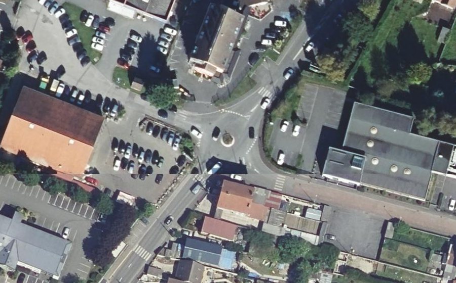 Vue aérienne du Rond-point anonyme n°604541522