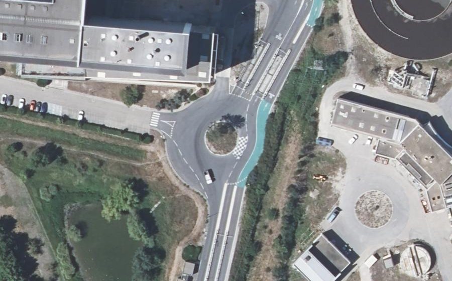 Vue aérienne du Rond-point anonyme n°604752750