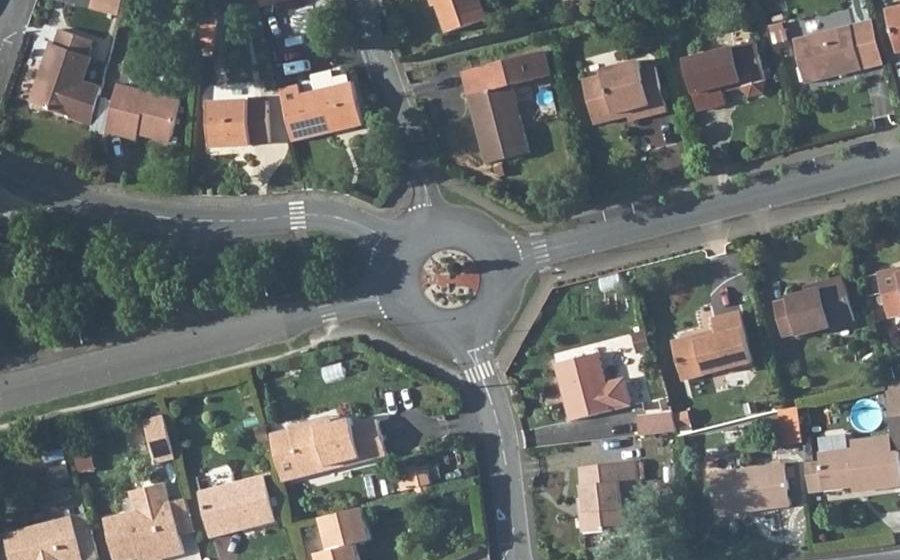 Vue aérienne du Rond-point anonyme n°60497349