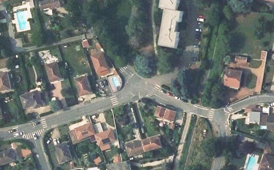 Vue aérienne du Rond-point anonyme n°605042854