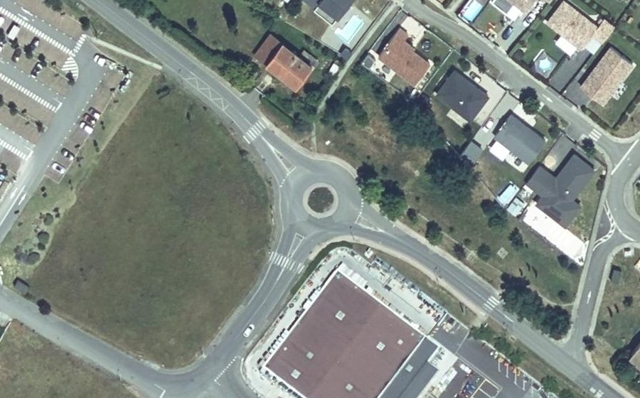 Vue aérienne du Rond-point anonyme n°605306235