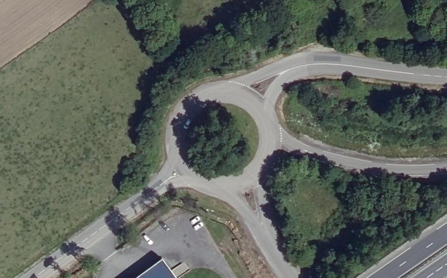 Vue aérienne du Rond-point anonyme n°605322446
