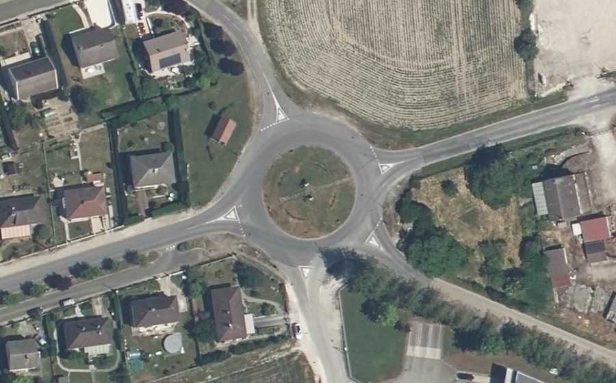 Vue aérienne du Rond-point anonyme n°60533650
