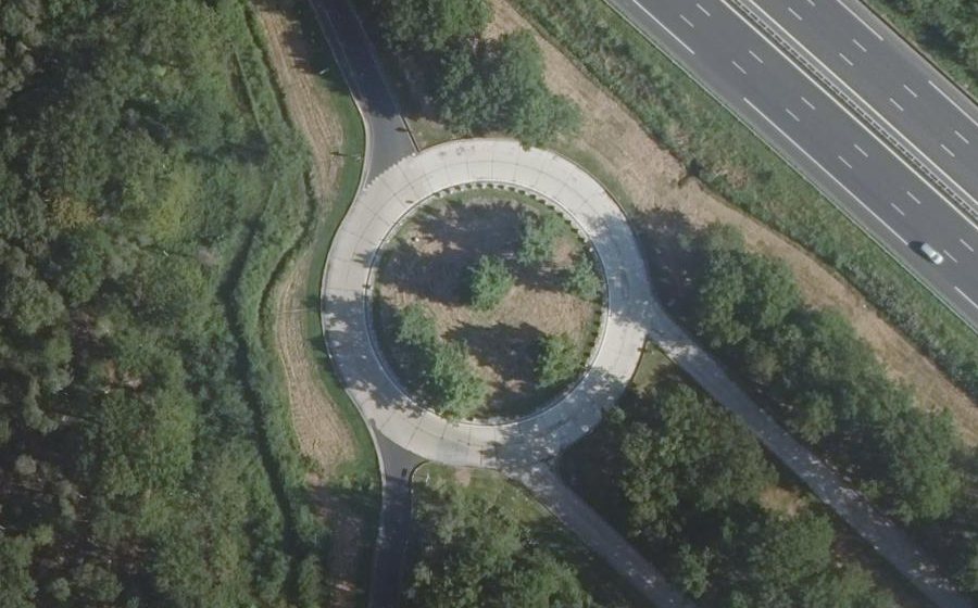 Vue aérienne du Rond-point anonyme n°60533737