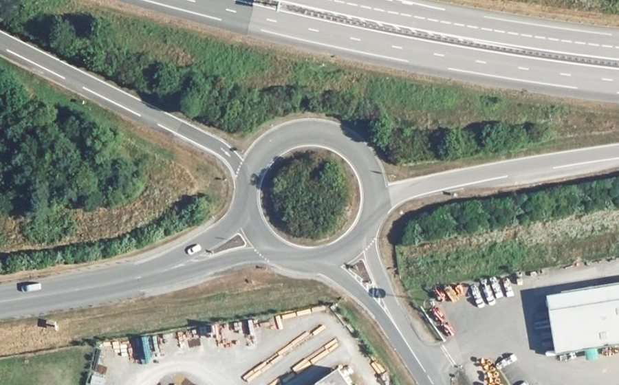 Vue aérienne du Rond-point anonyme n°60541758