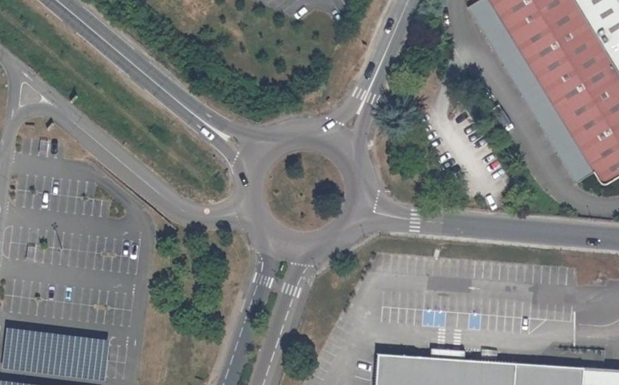 Vue aérienne du Rond-point anonyme n°60544894