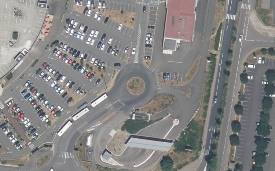 Vue aérienne du Rond-point anonyme n°60544908