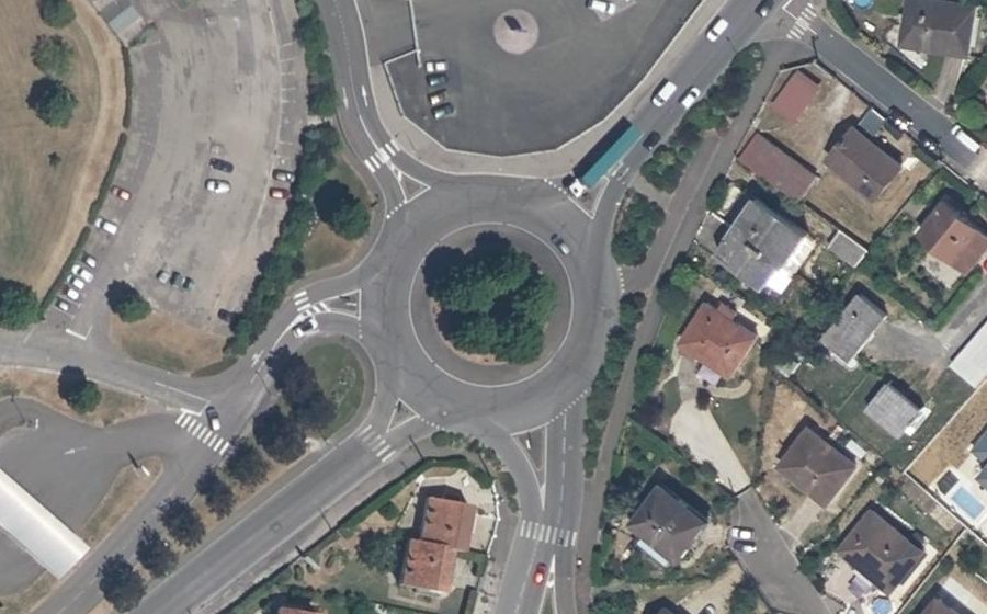 Vue aérienne du Rond-point anonyme n°60544924