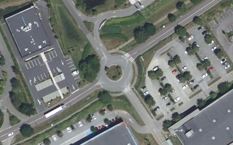 Vue aérienne du Rond-point anonyme n°60546585