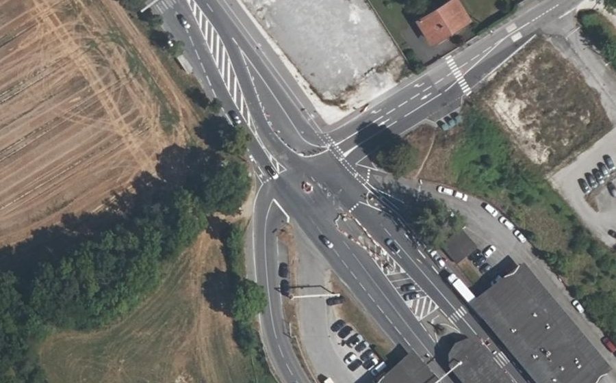 Vue aérienne du Rond-point anonyme n°60562589