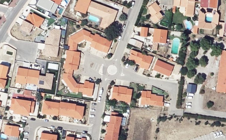 Vue aérienne du Rond-point anonyme n°605639073