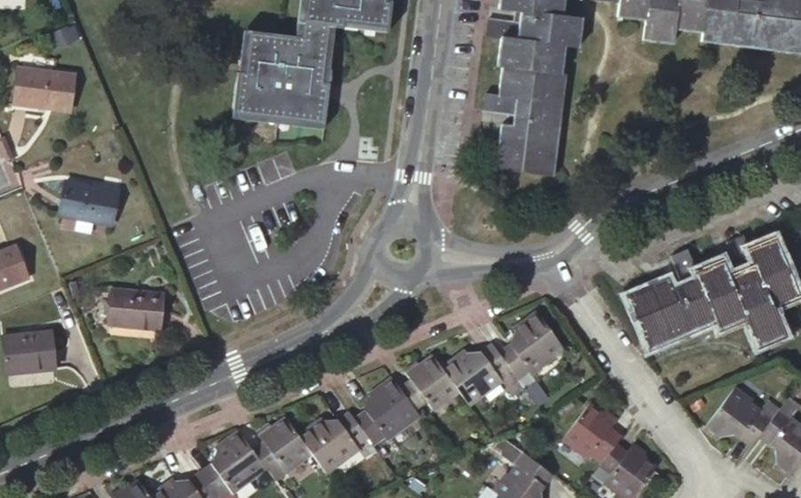 Vue aérienne du Rond-point anonyme n°60565905