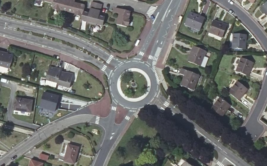 Vue aérienne du Rond-point anonyme n°60565910