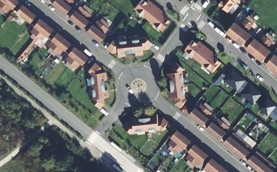 Vue aérienne du Rond-point anonyme n°605732075