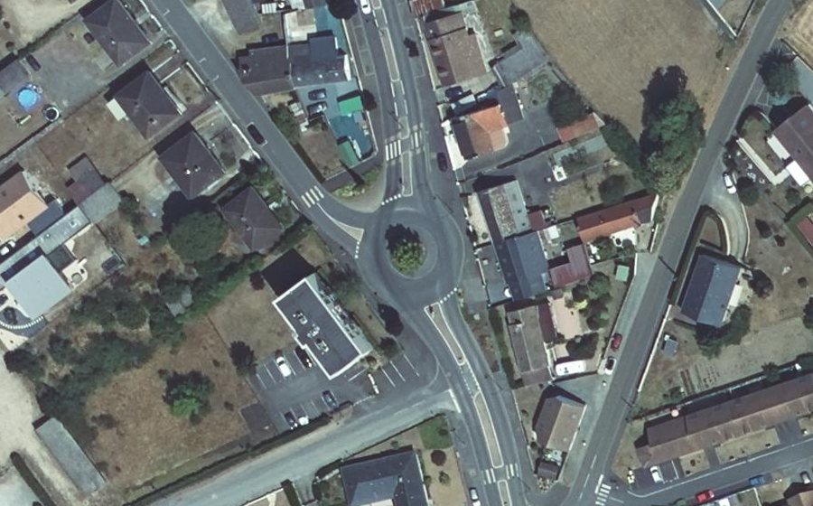 Vue aérienne du Rond-point anonyme n°60574213