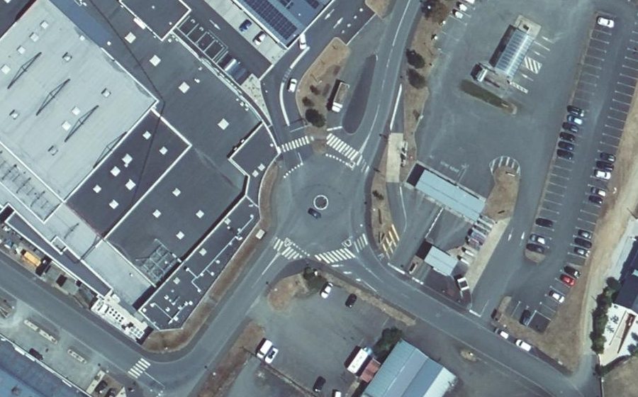 Vue aérienne du Rond-point anonyme n°60580703