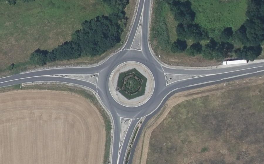 Vue aérienne du Rond-point anonyme n°605849680