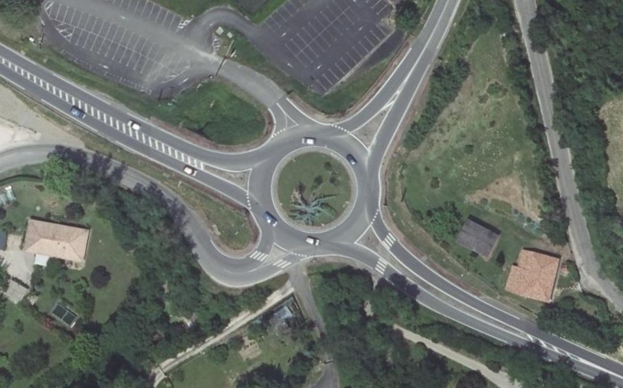 Vue aérienne du Rond-point anonyme n°606015351