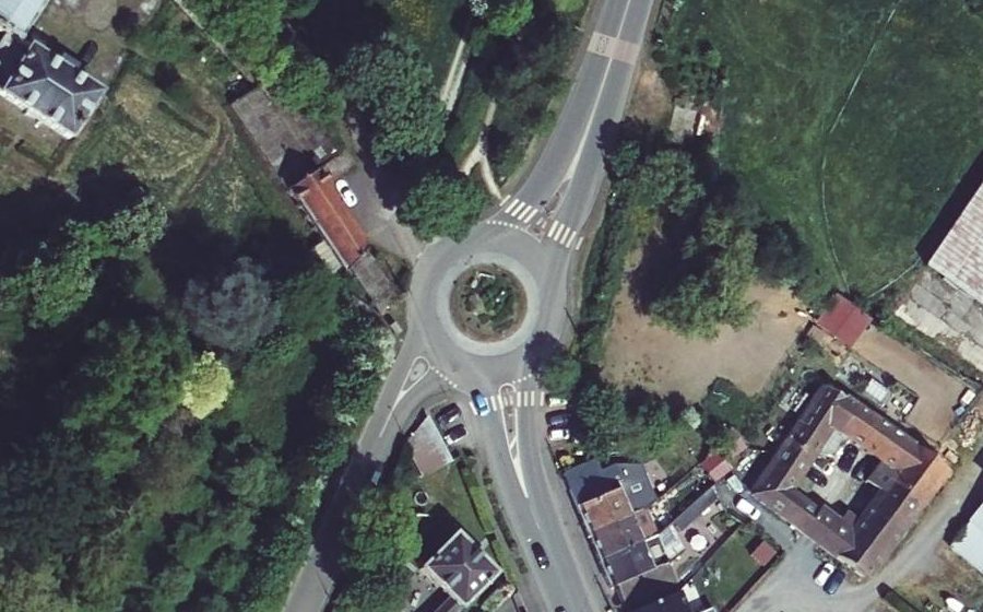 Vue aérienne du Rond-point anonyme n°60607327