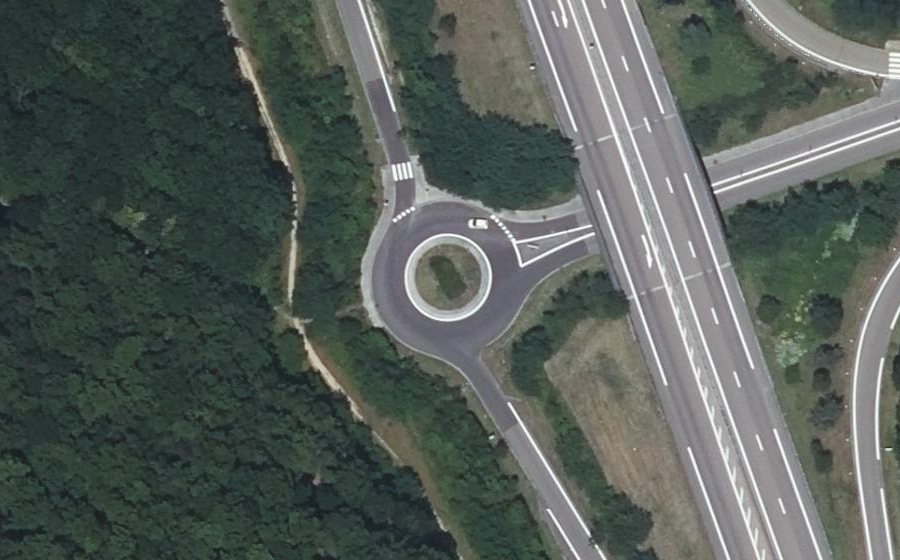 Vue aérienne du Rond-point anonyme n°60607797