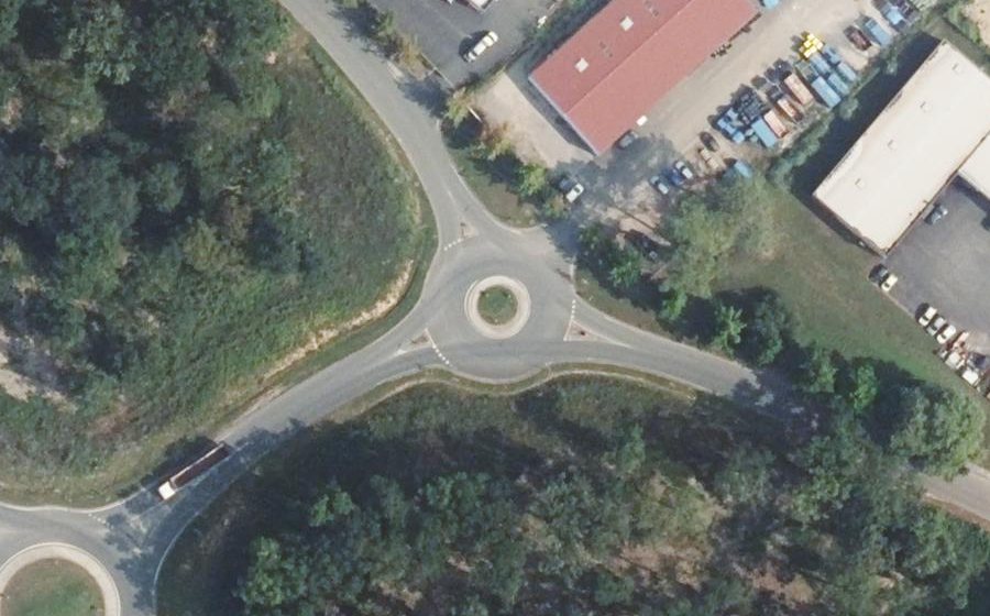 Vue aérienne du Rond-point anonyme n°606110902