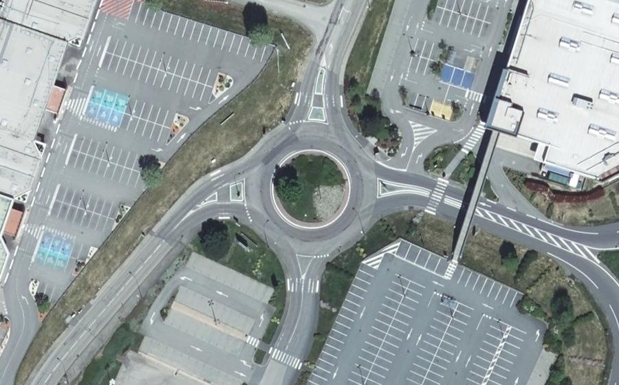 Vue aérienne du Rond-point anonyme n°60653701