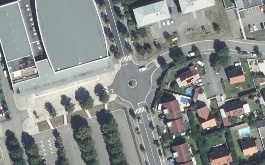 Vue aérienne du Rond-point anonyme n°60662314