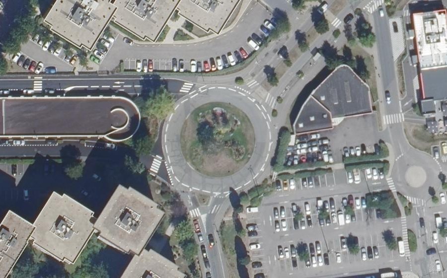 Vue aérienne du Rond-point anonyme n°60681250