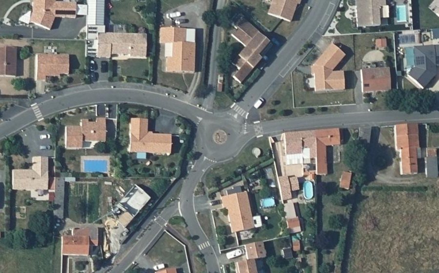 Vue aérienne du Rond-point anonyme n°606832287