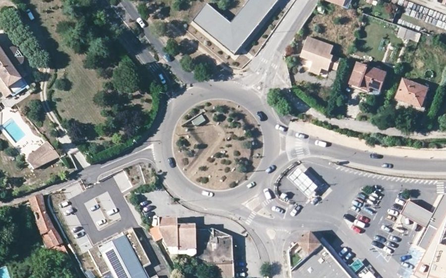 Vue aérienne du Rond-point anonyme n°60696599
