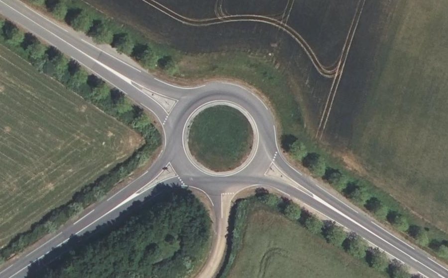 Vue aérienne du Rond-point anonyme n°60698638