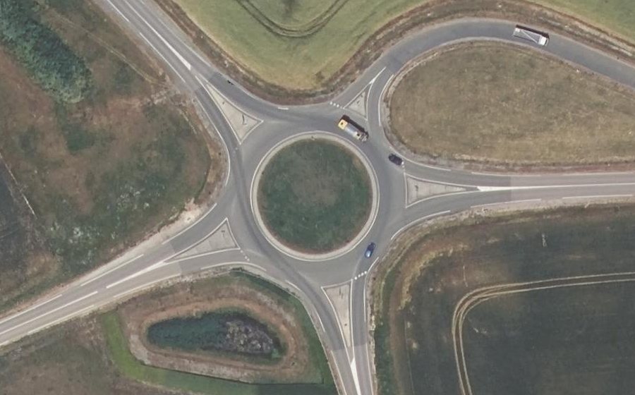 Vue aérienne du Rond-point anonyme n°60698640