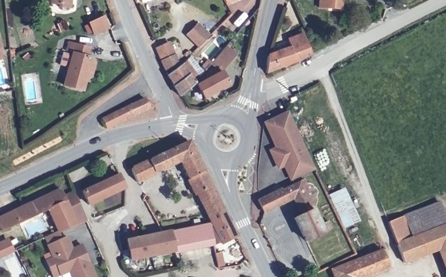 Vue aérienne du Rond-point anonyme n°607128647