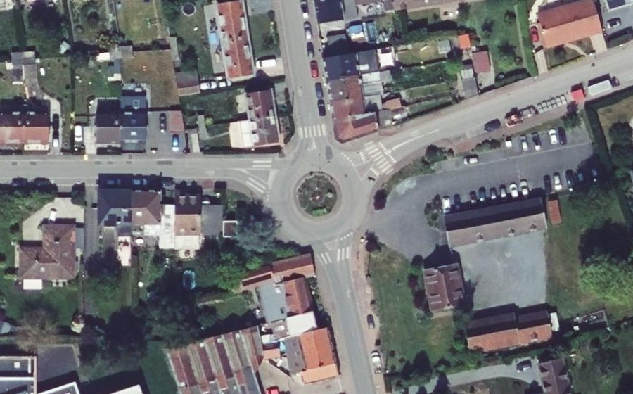 Vue aérienne du Rond-point anonyme n°60731545