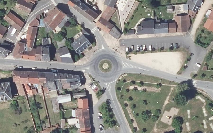 Vue aérienne du Rond-point anonyme n°60739033