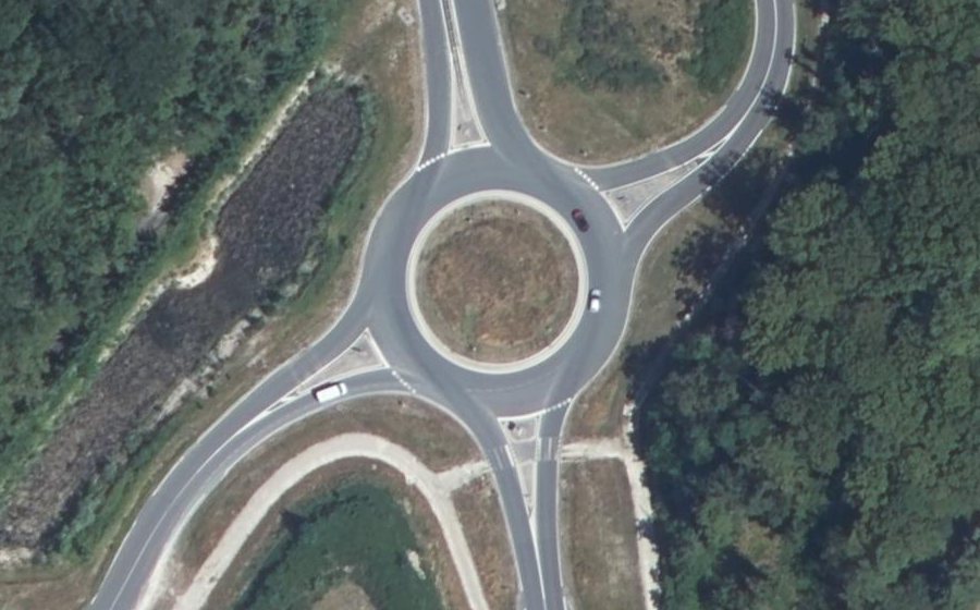 Vue aérienne du Rond-point anonyme n°60741392