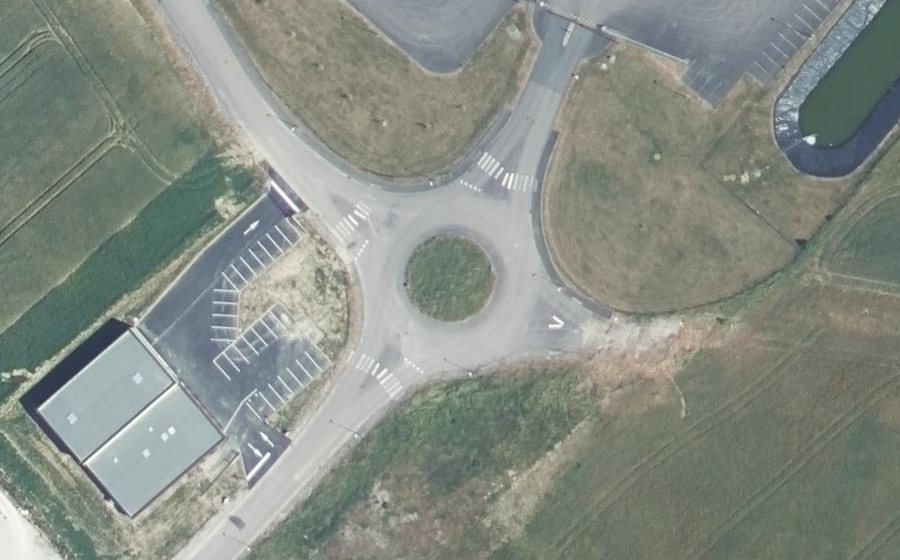 Vue aérienne du Rond-point anonyme n°607477902