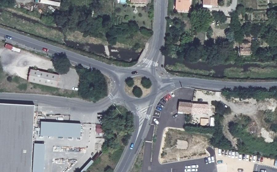 Vue aérienne du Rond-point anonyme n°60749495