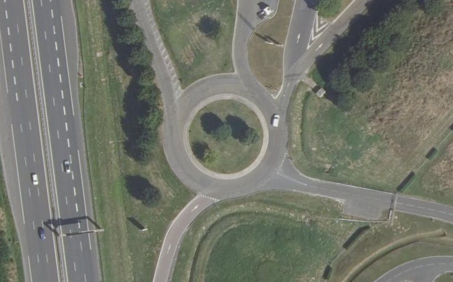 Vue aérienne du Rond-point anonyme n°60756286