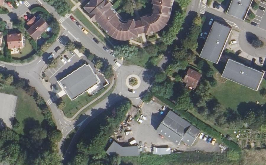 Vue aérienne du Rond-point anonyme n°60763394