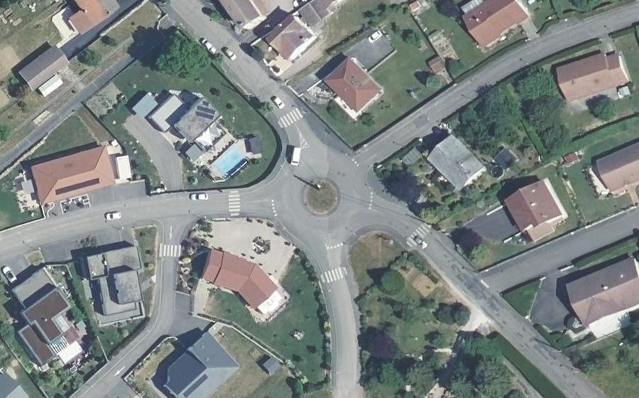 Vue aérienne du Rond-point anonyme n°607797431