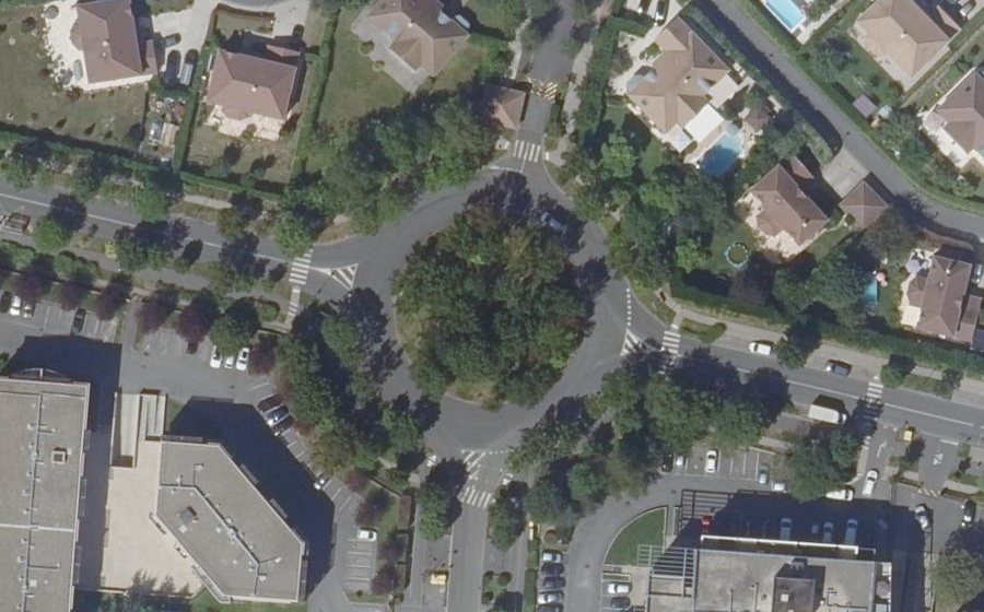 Vue aérienne du Rond-point anonyme n°60780861