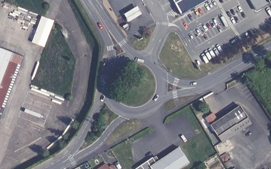 Vue aérienne du Rond-point anonyme n°60781183