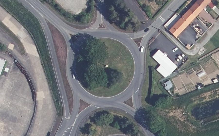 Vue aérienne du Rond-point anonyme n°60781193