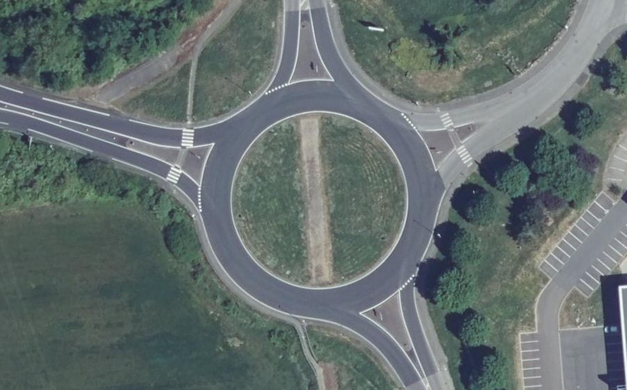 Vue aérienne du Rond-point anonyme n°607812363