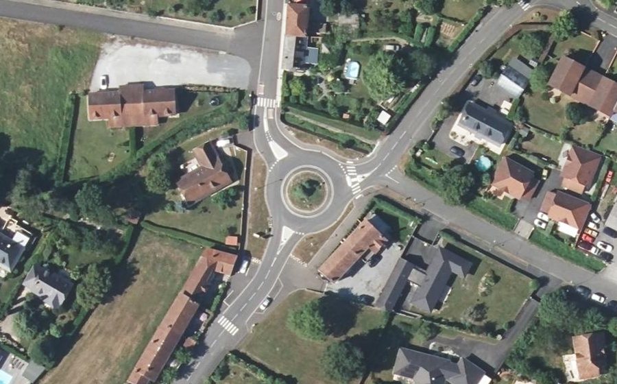 Vue aérienne du Rond-point anonyme n°60784498