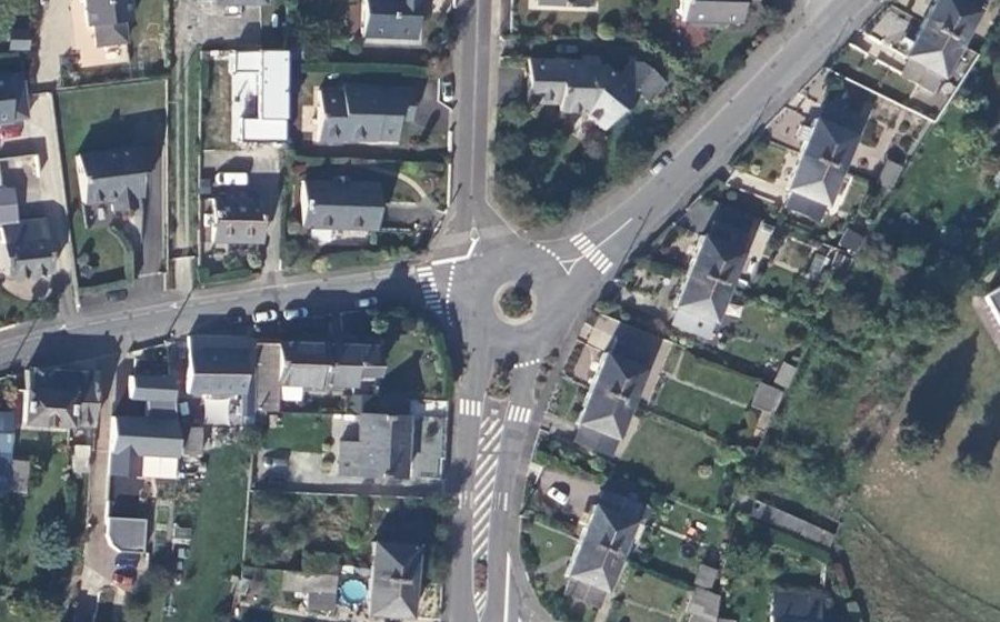 Vue aérienne du Rond-point anonyme n°608023257