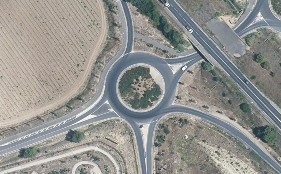 Vue aérienne du Rond-point anonyme n°608037768